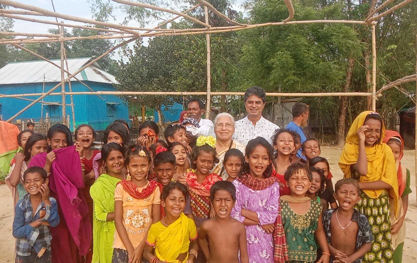 ঝিনাইগাতীর বেদেপল্লী পরিদর্শনে মানবাধিকারকর্মী রাজিয়া সামাদ ডালিয়া