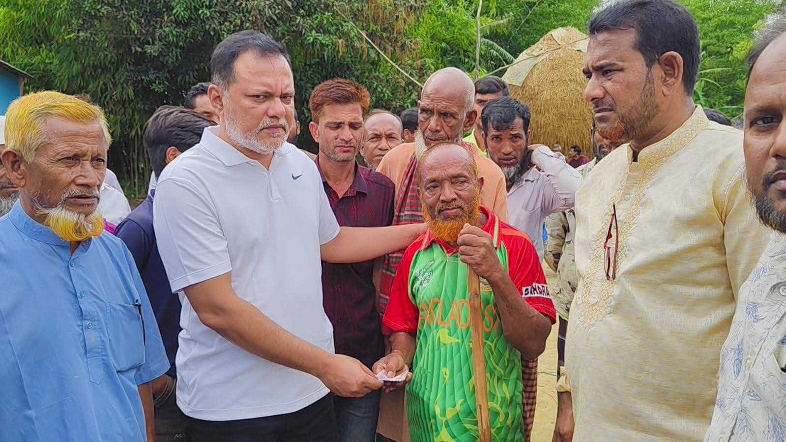 ঝিনাইগাতীতে বুনোহাতির আক্রমণে ক্ষতিগ্রস্তদের পাশে দাঁড়ালেন সাবেক সংসদ সদস্য রুবেল